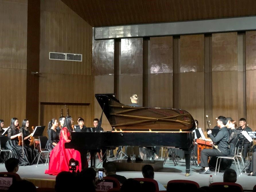 学生乐团和黄玥老师正在演奏作品《St. Michaelis》